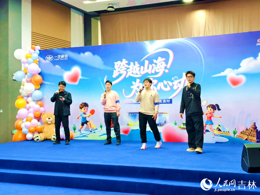 男嘉賓演繹活動開場歌曲。人民網記者 關思聰攝