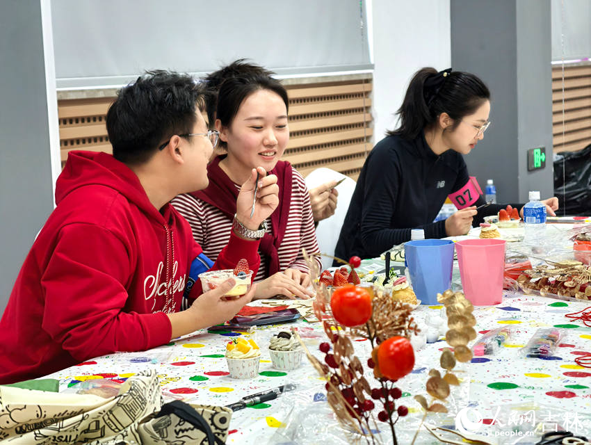 現場，青年朋友們主動互相了解彼此。人民網記者 關思聰攝