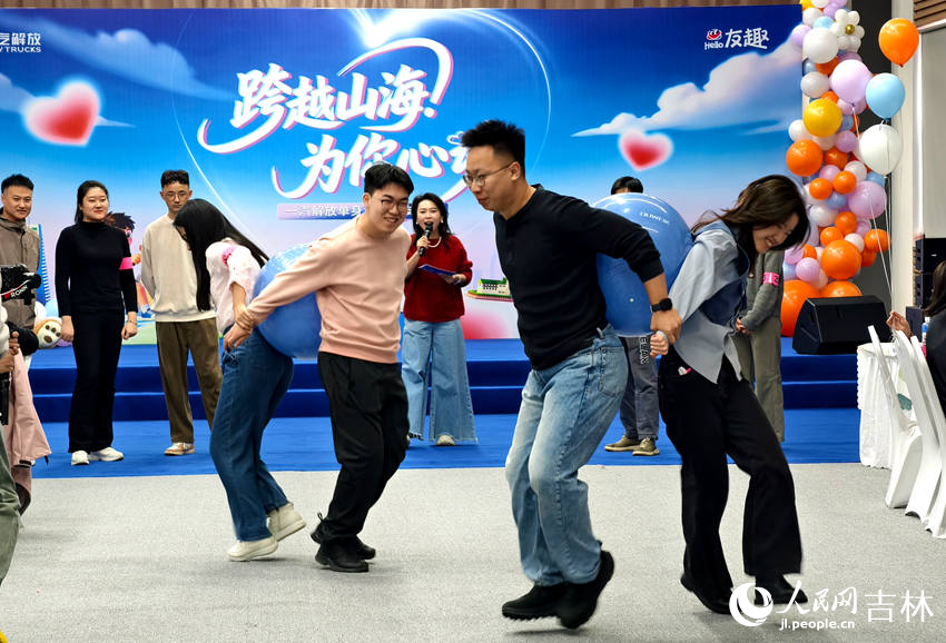 現場互動游戲讓大家慢慢熟絡起來。人民網記者 關思聰攝