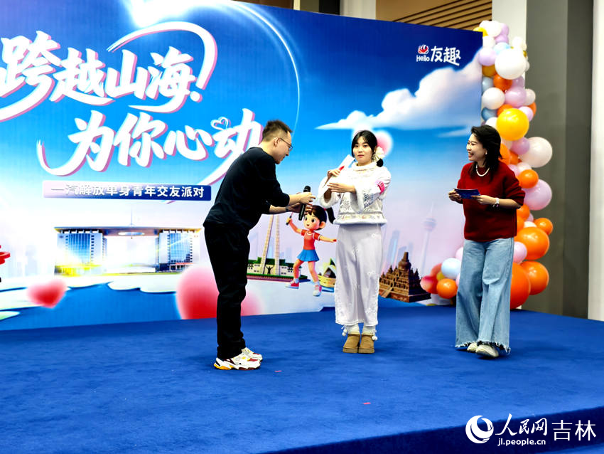 男嘉賓為心儀女生獻花。人民網記者 關思聰攝