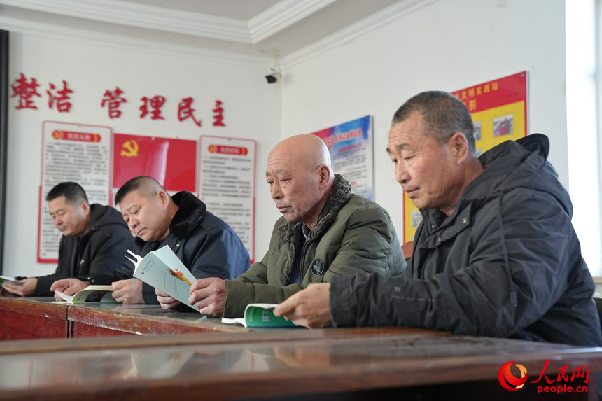 村民們在農家書屋閱讀。人民網記者 李洋攝