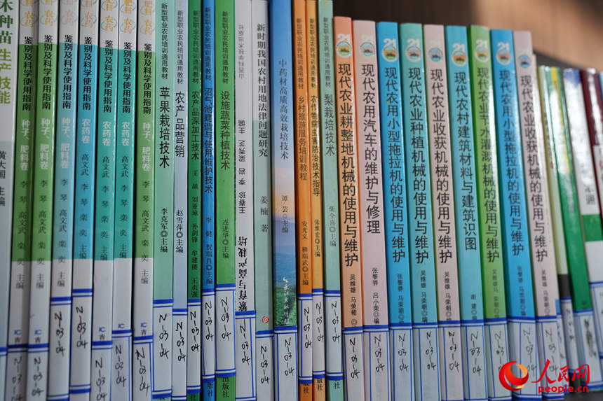 農家書屋里專門設置的農技圖書專區。人民網記者 李洋攝