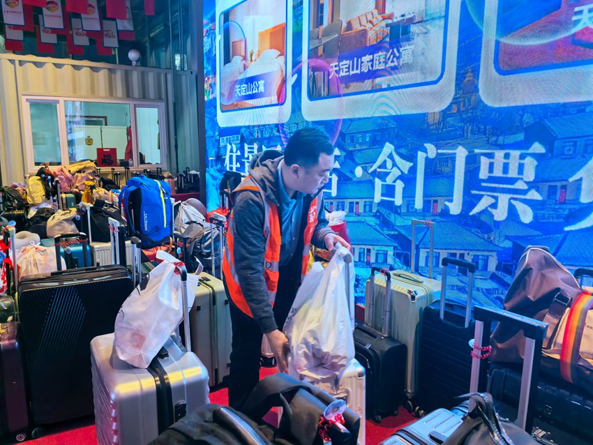 王國光將游客行李整齊擺放。人民網記者 王海躍攝