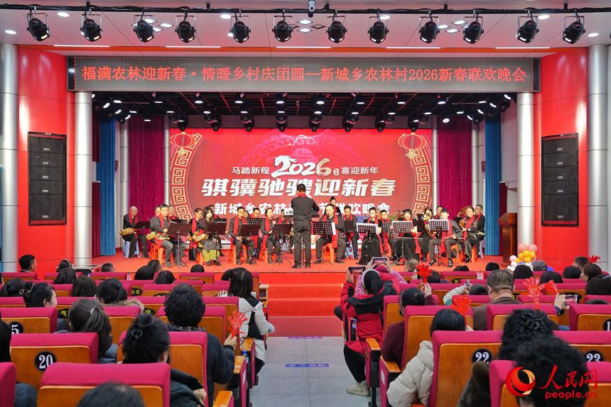 由村民自編自導自演的節目《大東北是我的家鄉》。人民網記者 李洋攝