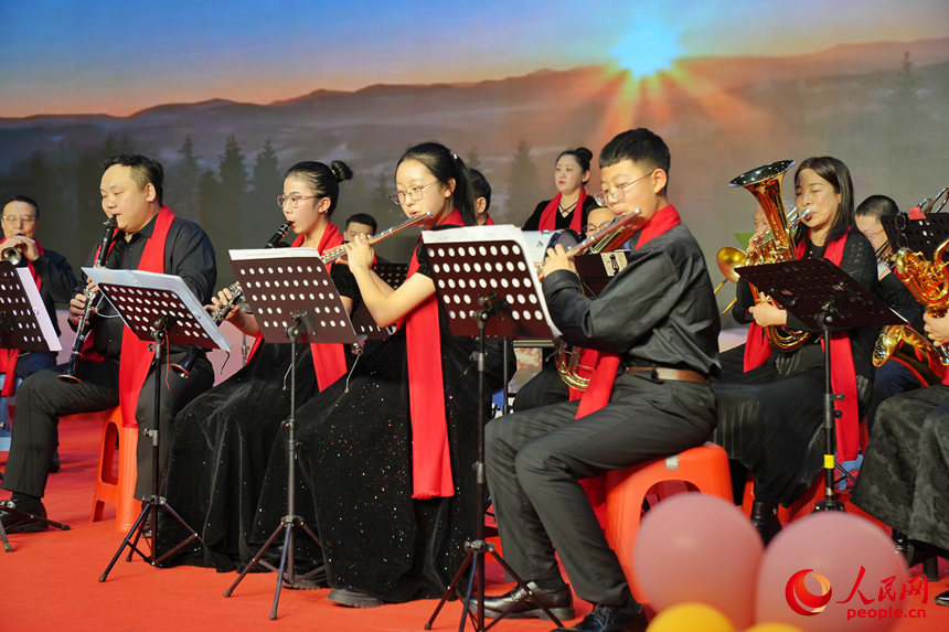 村民上舞臺。人民網記者 李洋攝