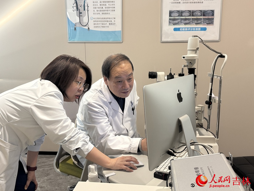 長春一諾眼科醫院業務院長、主任醫師孫士平（右一）。人民網記者 李思玥攝
