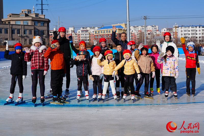 少年滑冰隊在冰場。人民網記者 李洋攝
