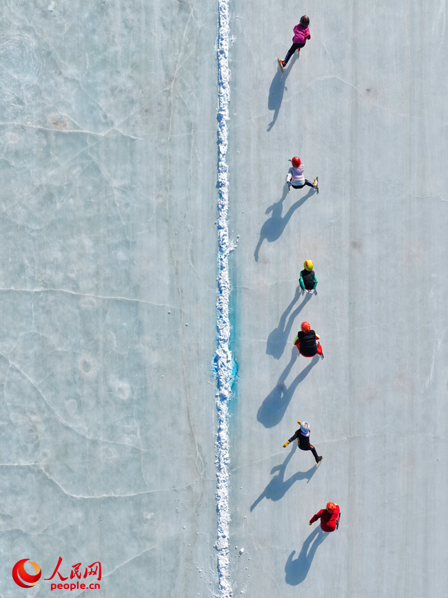 少年滑冰隊在滑冰場訓練。人民網記者 李洋攝