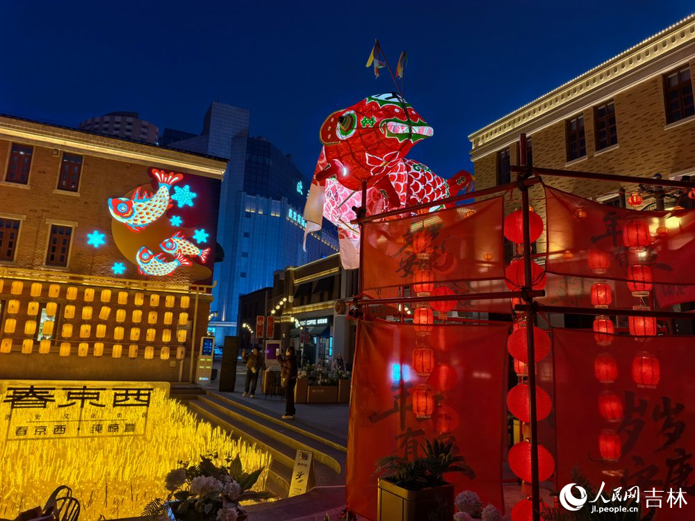 2月10日，逛春京西歷史文化街區(qū)，定格新春笑顏。人民網(wǎng) 記者王帝元攝