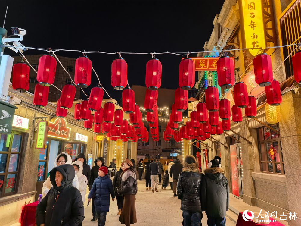 2月10日，小年開(kāi)街迎馬年，長(zhǎng)春商埠地年味濃。人民網(wǎng)記者 王帝元攝