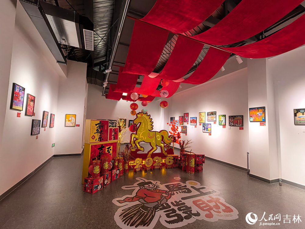 2月11日，長(zhǎng)春春京西歷史文化街區(qū)空?美術(shù)館迎新春，財(cái)神畫(huà)展添年味。