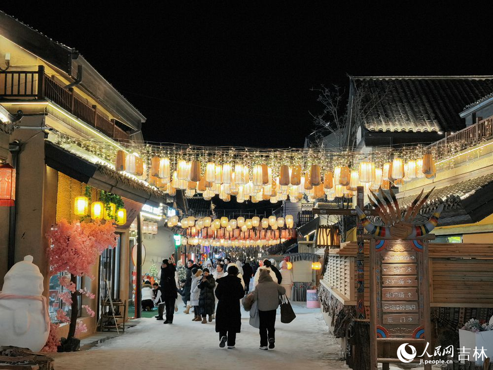 2月13日，馬年啟新程，長(zhǎng)白山下恩都里年味升騰。人民網(wǎng)記者 王帝元攝