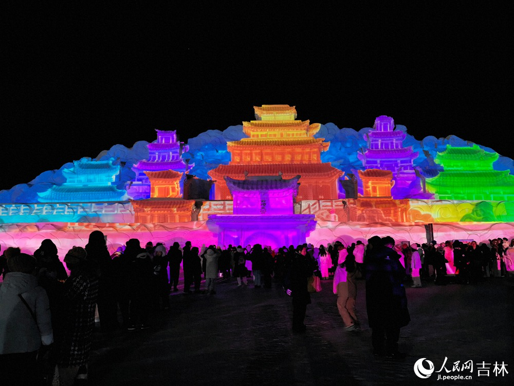 2月13日，長(zhǎng)白雪韻濃，云頂天宮瑞雪賀佳節(jié)。人民網(wǎng)記者 王帝元攝