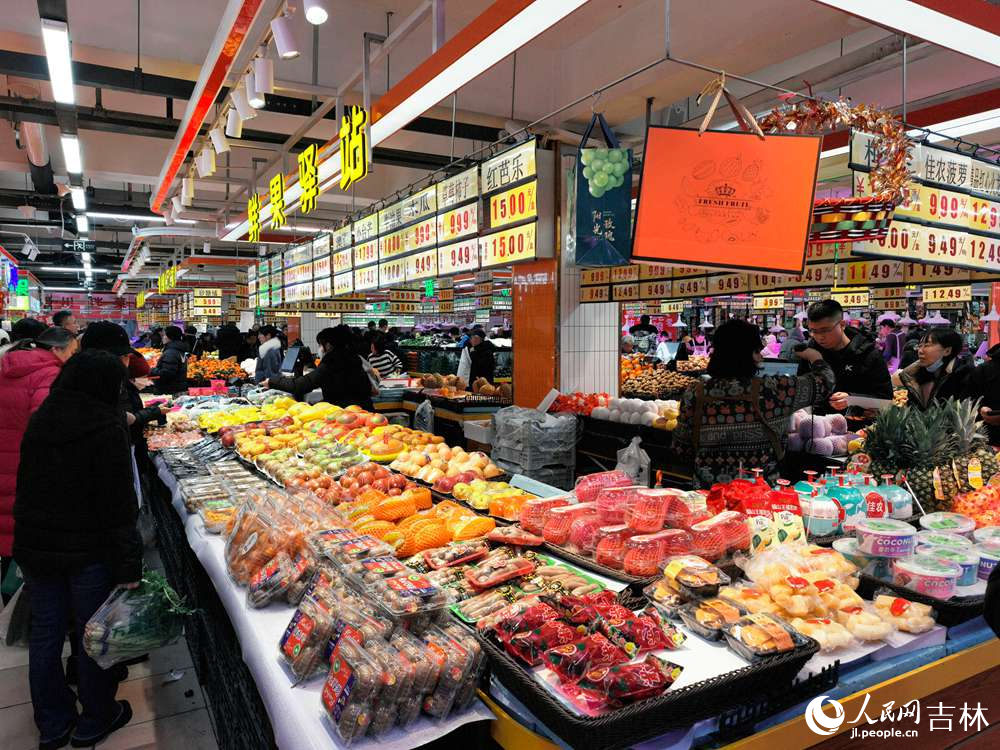 2月15日，馬年新春將至，長(zhǎng)春市民忙購(gòu)年貨。人民網(wǎng)記者 王帝元攝