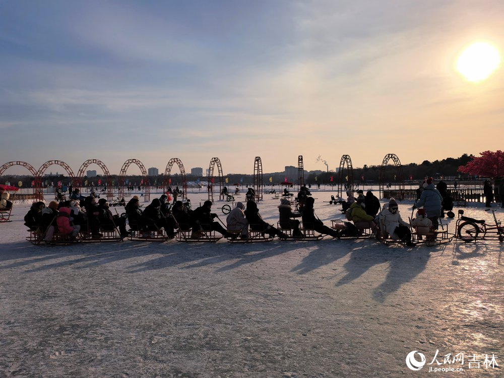 2月18日， 在長(zhǎng)春市南湖公園，冰上 “火車(chē)” 飛馳，樂(lè)享馬年新春。人民網(wǎng)記者 王帝元攝