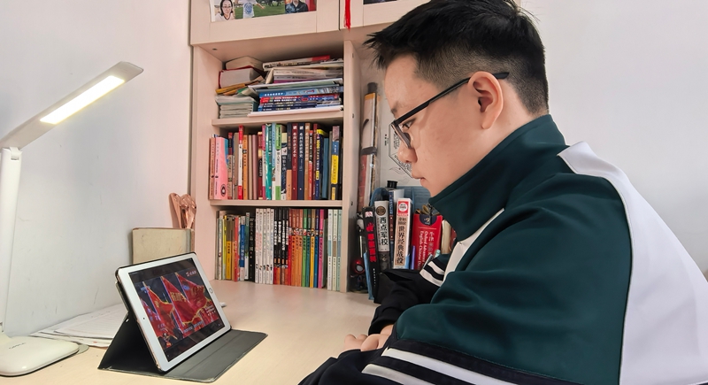 中小學(xué)學(xué)生在家收看同上一堂“追尋英雄足跡 傳承抗聯(lián)精神”思政大課。