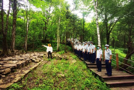 白山市森林消防支隊長白山池南區大隊前往長白山老黑河遺址開展&ldquo;走好第一方陣 我為二十大作貢獻&rdquo;主題黨日活動