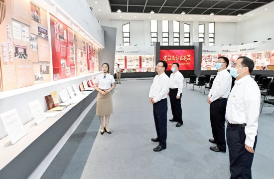 7月10日,吉林省委書記景俊海到吉林長春社區干部學院調研,仔細觀看吉林省黨建引領基層治理成果展。