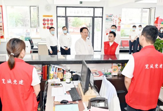 7月10日,吉林省委書記景俊海到長春市寬城區長山花園社區調研,與社區工作人員親切交流,實地察看便民服務開展情況。