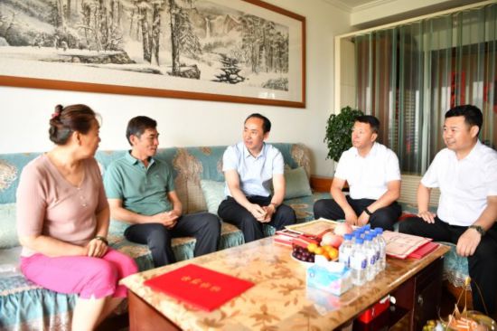 萬春江到楊靖宇將軍后代馬繼志家中走訪慰問。