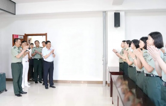 “八一”建軍節前夕，吉林省委副書記、省長胡玉亭到吉林省軍區警衛勤務隊通信中隊走訪慰問。宋鍇 攝