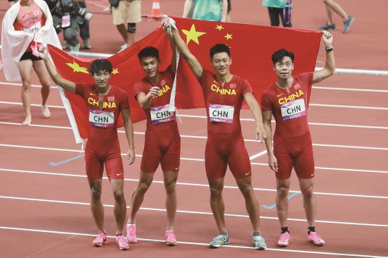 10月3日,由吉林省選手陳佳鵬和嚴海濱、謝震業、陳冠鋒(從左至右)組成的中國田徑男子接力隊,在賽后慶祝奪冠。 (記者 劉勃 張政 張寬 攝)