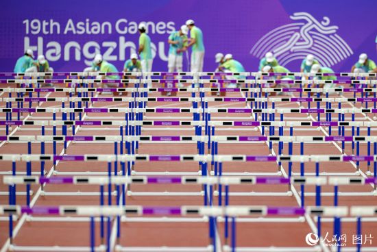 10月1日，在浙江杭州奧林匹克體育中心體育場，“小青荷”們忙碌的身影遍布場館各處，統(tǒng)一的著裝、優(yōu)雅的儀態(tài)、燦爛的笑容，他們以青春的姿態(tài)、溫馨的服務(wù)堅守在亞運的崗位上。人民網(wǎng) 章勇濤攝