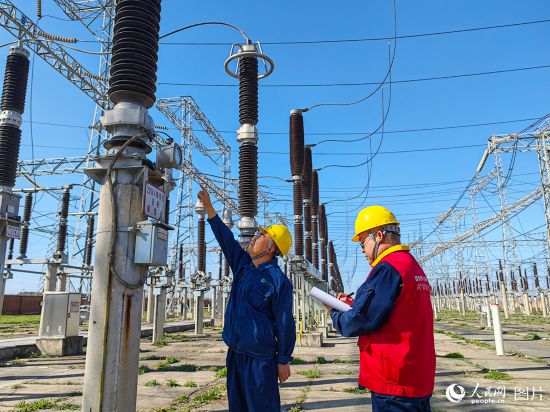 10月1日上午，國網(wǎng)長春供電公司變電運維中心在德惠220千伏變電站查看220千伏南母線避雷器壓力示數(shù)，保證國慶期間線路安全運行。人民網(wǎng) 李成偉攝