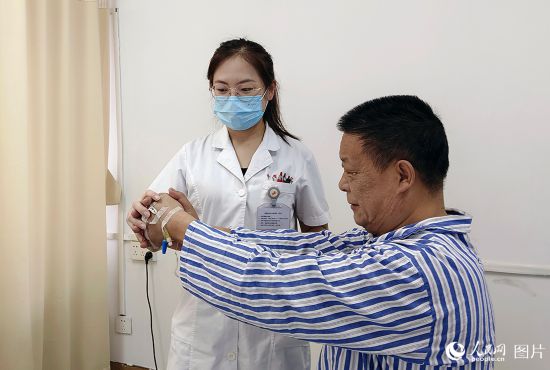 9月29日，中秋國慶假期第一天，山東中醫(yī)藥大學(xué)附屬醫(yī)院康復(fù)科治療師郭敬正在為患者做肢體功能訓(xùn)練。人民網(wǎng)記者 劉祺攝