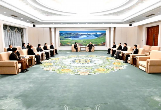 11月30日,吉林省委書記景俊海在長春會見人民日報社副總編輯徐立京等參加2023網上群眾工作大會的重要嘉賓。