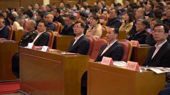 “吉林楷?！蓖蹒鞠冗M(jìn)事跡報(bào)告會主辦方領(lǐng)導(dǎo)聆聽報(bào)告會