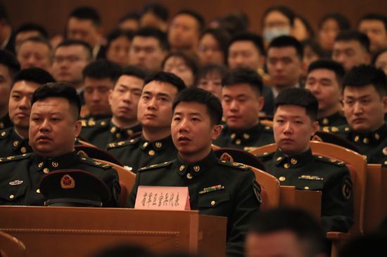 主會場觀眾認(rèn)真聆聽“吉林楷?！蓖蹒鞠冗M(jìn)事跡報(bào)告會