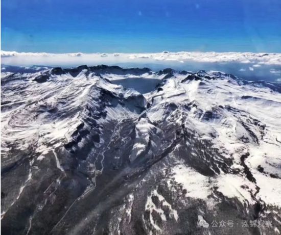 長白山頂峰終年積雪,故名長白山。