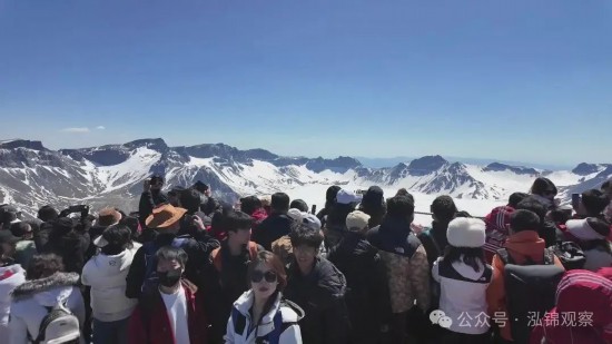 今年五一登頂的游客是非常幸運的,美麗的長白山晴空萬里、一覽無遺。