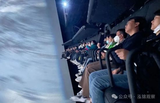 游客體驗《飛越長白山》。