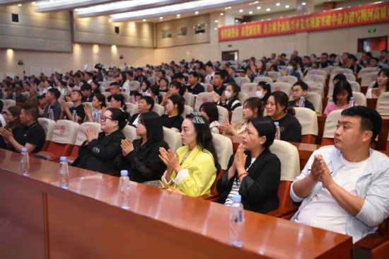 梅河新區(qū)各界群眾在現(xiàn)場(chǎng)聆聽(tīng)事跡報(bào)告會(huì)。