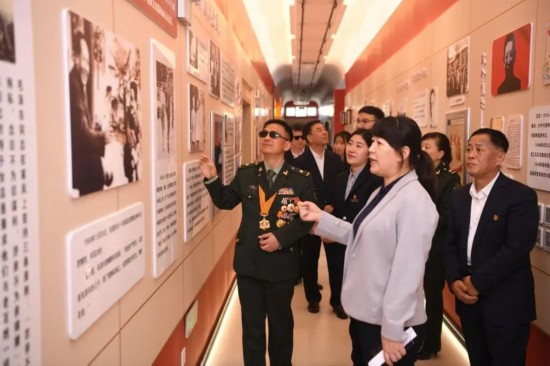 報告團成員參觀幸福社區黨群服務中心文化建設。