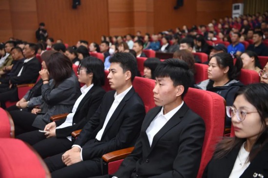 遼源市龍山區(qū)群眾在現(xiàn)場(chǎng)聆聽事跡報(bào)告會(huì)。