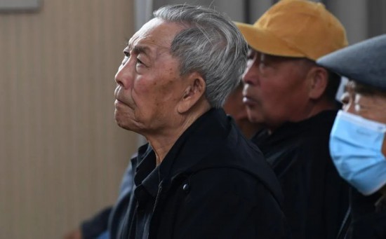 幸福社區居民認真聆聽事跡報告會。