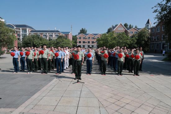 參加2024年吉林省轉業軍官歡迎儀式暨教育培訓開班儀式的轉業軍官重溫入黨誓詞