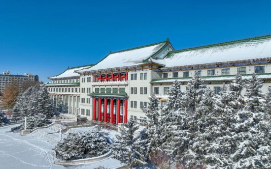 吉林大學(xué)朝陽校區(qū)地質(zhì)宮冬景。方衛(wèi)東攝