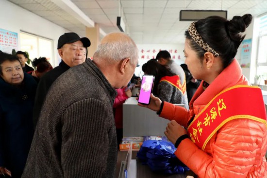 社保服務專員面對面指導群眾用手機參保繳費、申領待遇和資格認證
