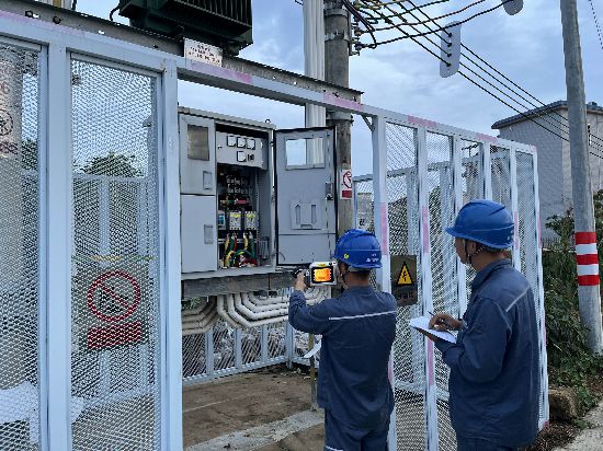 圖為惠州龍門供電局班組人員開展巡視測溫工作并根據工作內容納入工分庫。葛化沖攝