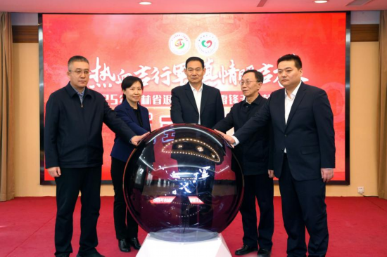 與會(huì)領(lǐng)導(dǎo)共同點(diǎn)亮主題活動(dòng)啟動(dòng)球。