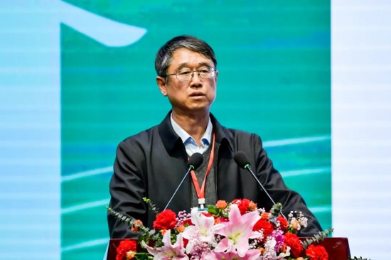 穆鋼教授作報(bào)告