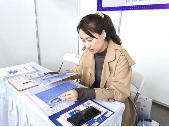 吉林森億智能科技有限公司人力資源行政辦公室負(fù)責(zé)人陳麗麗翻看求職者簡(jiǎn)歷。人民網(wǎng)記者 王海躍攝