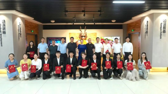 獲獎選手與嘉賓合影留念。