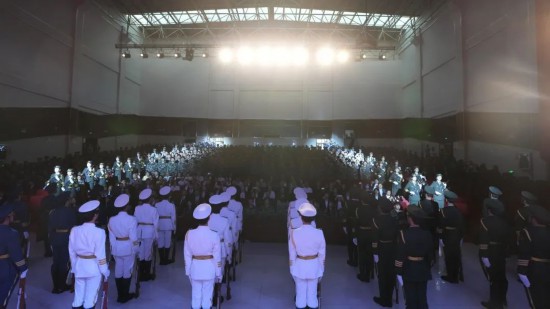 長春科技學(xué)院國旗護衛(wèi)隊以整齊劃一的步伐、剛勁有力的動作震撼登場。