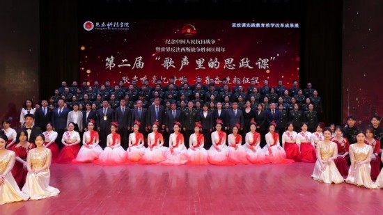 參與本次活動的領(lǐng)導(dǎo)與師生合影留念。