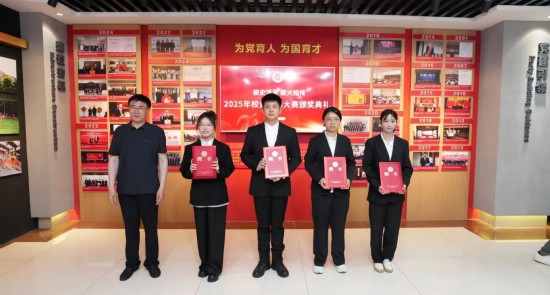 校史編撰工作室專家趙國強為學生講解員頒發聘書。